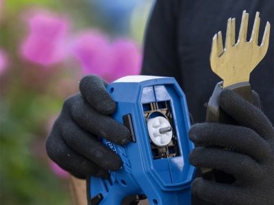 Scheppach C-HTGS200-X-SET S - 20 V IXES aku nůžky na trávu a keře + 2Ah baterie + nabíječka 2,4 A