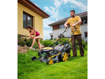 Riwall PRO RPM 5135 - multifunkční travní sekačka 4 v 1 s benzinovým motorem a pojezdem