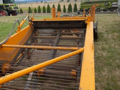 Čelní osekávač cibulové natě Keulmac a Vyorávač cibule Keulmac