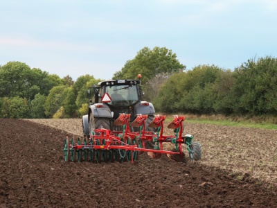 Jednořadý tažený půdní pěch