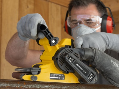 POWX0461 - Pásová bruska 900 W