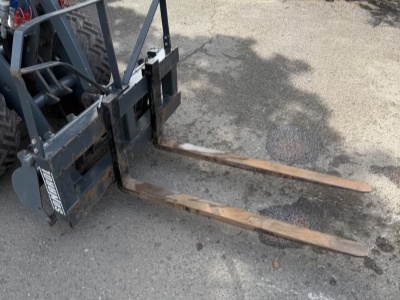 Kloubový nakladač GiANT D337T